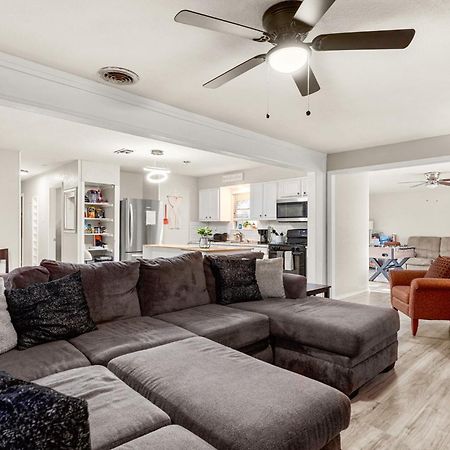 Cozy 3 Bedroom With Hot Tub 2 Min Away From Lackland San Antonio Bagian luar foto