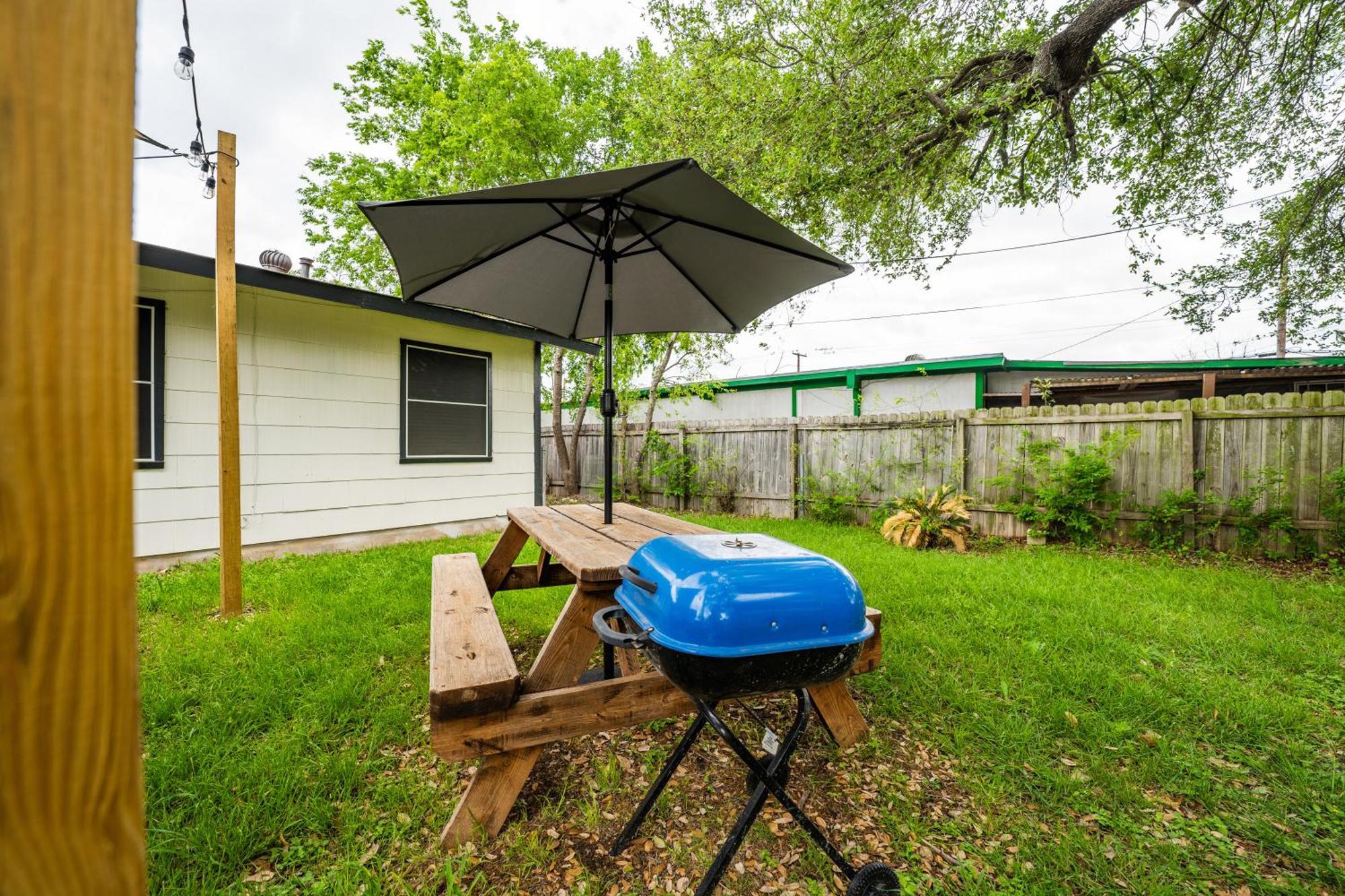 Cozy 3 Bedroom With Hot Tub 2 Min Away From Lackland San Antonio Bagian luar foto