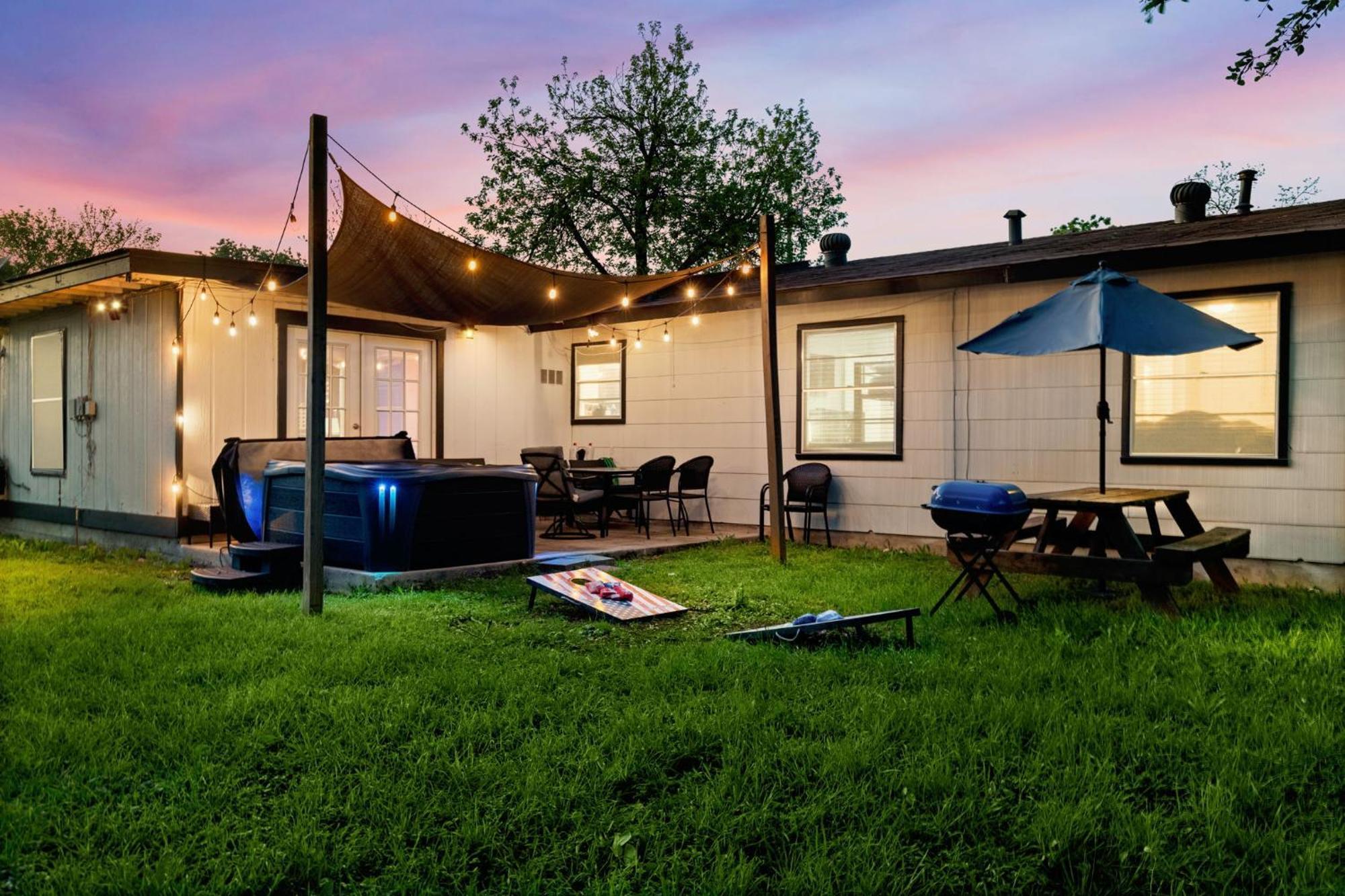 Cozy 3 Bedroom With Hot Tub 2 Min Away From Lackland San Antonio Bagian luar foto