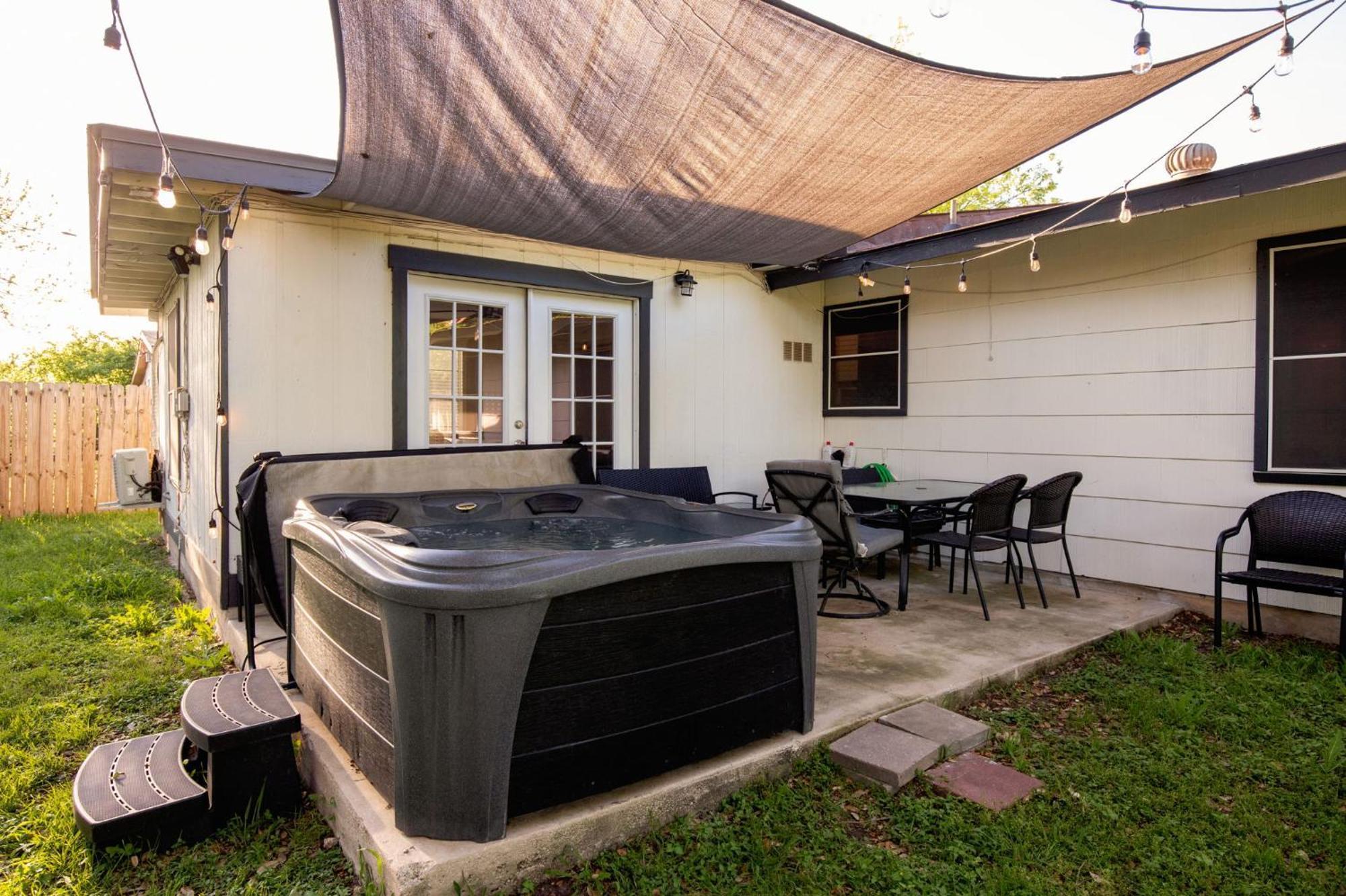 Cozy 3 Bedroom With Hot Tub 2 Min Away From Lackland San Antonio Bagian luar foto