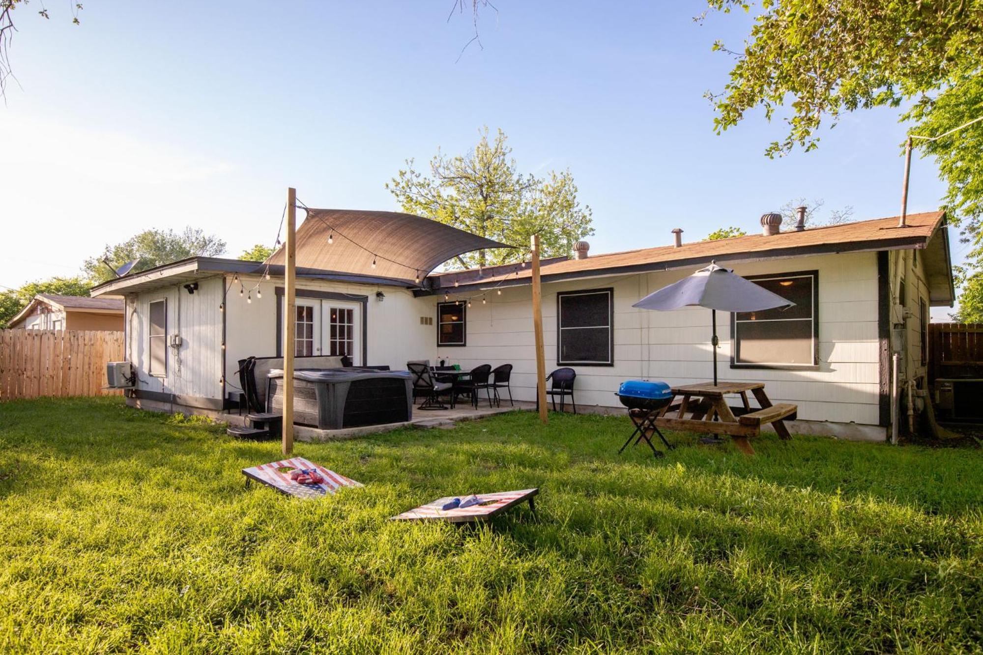 Cozy 3 Bedroom With Hot Tub 2 Min Away From Lackland San Antonio Bagian luar foto